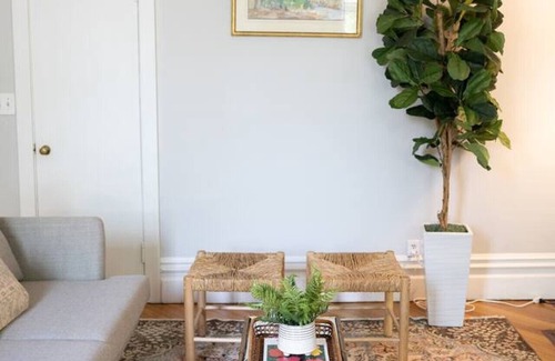 Newtonville Wohnung | Charming Apt. with Marble Mantel