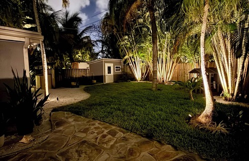 Lake Ridge Hütte | Charming backyard cottage in Ft Lauderdale w/ backyard BBQ and fire pit