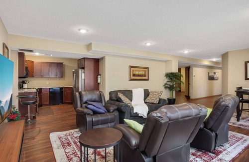 Cottage Grove Haus | Charming basement-level 3-bedroom house with backyard view and gazebo