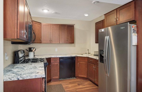 Cottage Grove Haus | Charming basement-level 3-bedroom house with backyard view and gazebo