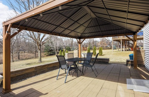 Cottage Grove Haus | Charming basement-level 3-bedroom house with backyard view and gazebo