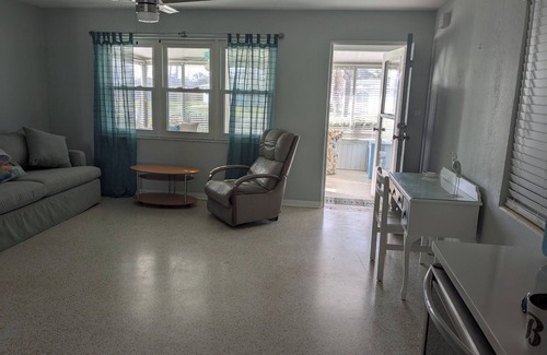 Glenwood Haus | Charming beach house in Ormond By The Sea. Third house from the beach. 2B/2B