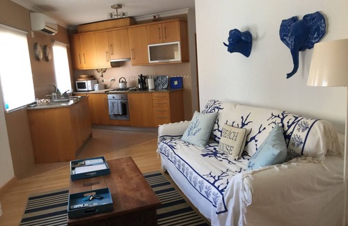 Zambujeira do Mar Wohnung | Charmant, direkt am Strand mit großem Sonnendach und Blick auf den Strand