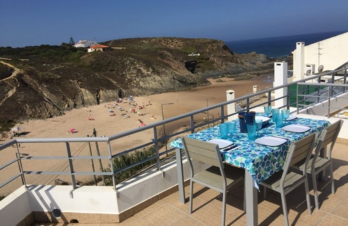 Zambujeira do Mar Wohnung | Charmant, direkt am Strand mit großem Sonnendach und Blick auf den Strand