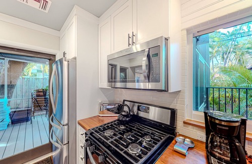 Colee Hammock Haus | Charming beach retreat 1 block from Las Olas with dog-friendly yard & lanai