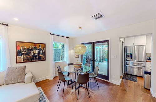 Colee Hammock Haus | Charming beach retreat 1 block from Las Olas with dog-friendly yard & lanai