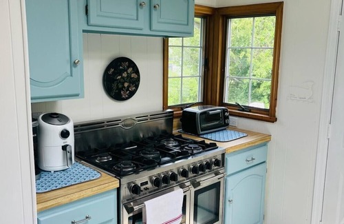 Jamesport Hütte | Charming 3-Bedroom Beach Cottage, Steps to Beach in Long Island's Wine Region.