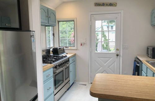 Jamesport Hütte | Charming 3-Bedroom Beach Cottage, Steps to Beach in Long Island's Wine Region.