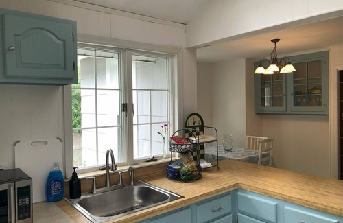 Jamesport Hütte | Charming 3-Bedroom Beach Cottage, Steps to Beach in Long Island's Wine Region.