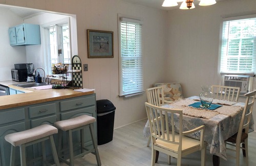 Jamesport Hütte | Charming 3-Bedroom Beach Cottage, Steps to Beach in Long Island's Wine Region.