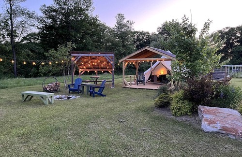 Turner Wohnmobilvermietung | Charming Bell Tent Fantastic for a Cozy Glamping Experience in Turner, Maine