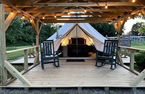 Turner Wohnmobilvermietung | Charming Bell Tent Fantastic for a Cozy Glamping Experience in Turner, Maine