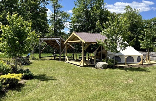 Turner Wohnmobilvermietung | Charming Bell Tent Fantastic for a Cozy Glamping Experience in Turner, Maine