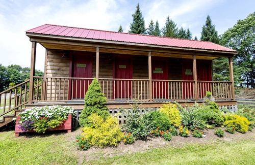 Turner Wohnmobilvermietung | Charming Bell Tent Fantastic for a Cozy Glamping Experience in Turner, Maine