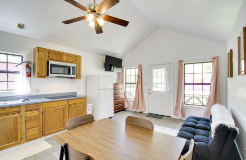 Biloxi Wohnung | Charming Biloxi Studio with Community Pool and Lake!