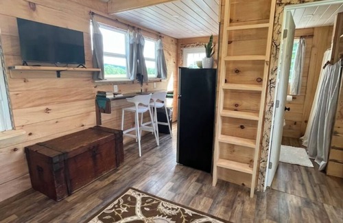 Palermo Kabine | Charming Cabin on forty acres of beautiful fields located in Mid-Coast Maine