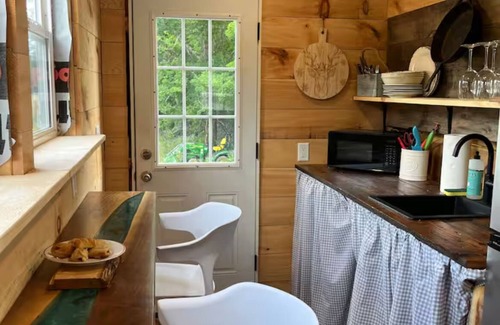Palermo Kabine | Charming Cabin on forty acres of beautiful fields located in Mid-Coast Maine