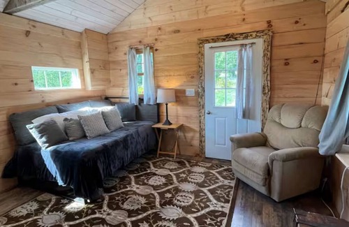 Palermo Kabine | Charming Cabin on forty acres of beautiful fields located in Mid-Coast Maine