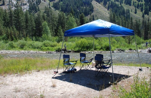 Sun Valley Kabine | Charmante Hütte am Fluss im Sawtooth National Forest .. Idaho dunkler Himmel