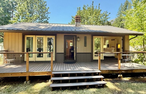 Vida Kabine | Charming cabin with river access & AC in Blue River - perfect for a getaway
