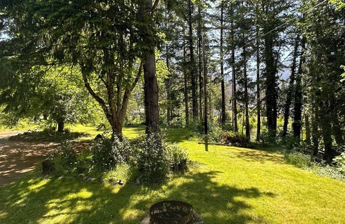 Vida Kabine | Charming cabin with river access & AC in Blue River - perfect for a getaway