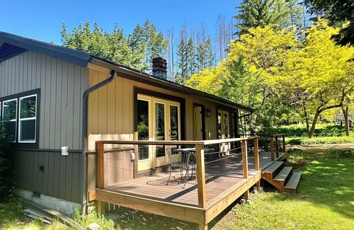 Vida Kabine | Charming cabin with river access & AC in Blue River - perfect for a getaway