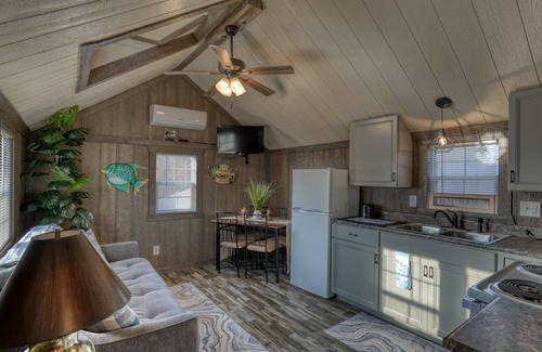 Senecaville Kabine | Charming cabin with Wi Fi and AC in scenic Seneca Lake Marina/Park