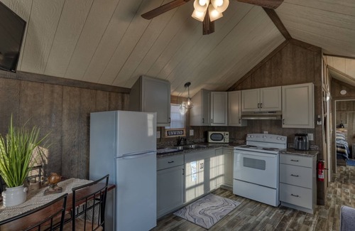 Senecaville Kabine | Charming cabin with Wi Fi and AC in scenic Seneca Lake Marina/Park