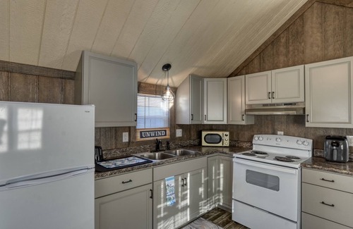 Senecaville Kabine | Charming cabin with Wi Fi and AC in scenic Seneca Lake Marina/Park