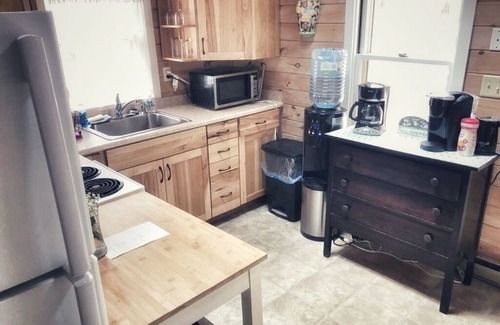 Norway Kabine | Charming Camp with an upstairs loft and wrap around deck. Near the Lake!