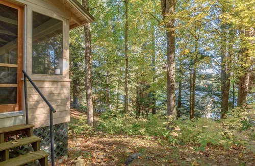 Norway Kabine | Charming Camp with an upstairs loft and wrap around deck. Near the Lake!