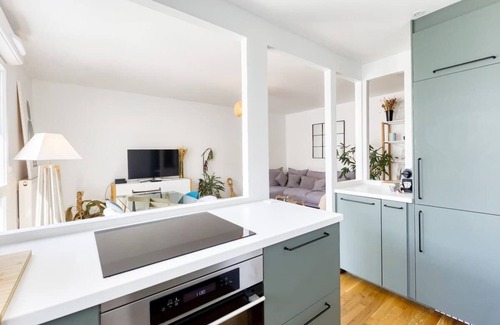 Levallois-Perret Wohnung | Charming central apartment with Balcony and City View