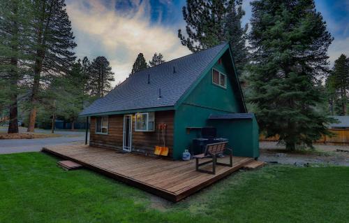 Tahoe Paradise Haus | Charming Cherokee Cabin - Secluded Stay for 6 Just 10 Minutes to Tahoe