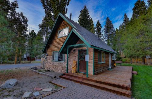 Tahoe Paradise Haus | Charming Cherokee Cabin - Secluded Stay for 6 Just 10 Minutes to Tahoe