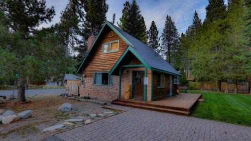 Tahoe Paradise Haus | Charming Cherokee Cabin - Secluded Stay for 6 Just 10 Minutes to Tahoe