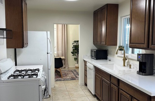 Safford Haus | Charming, CLEAN 3-bedroom house with AC, WiFi in Great Location