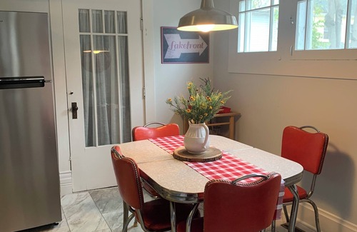 Lakeside Hütte | Charming Cottage in Lakeside close to Lake, Downtown & Central Park