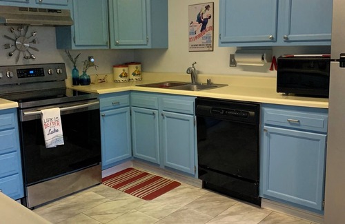 Lakeside Hütte | Charming Cottage in Lakeside close to Lake, Downtown & Central Park