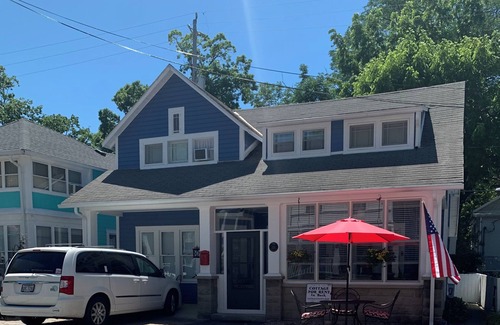 Lakeside Hütte | Charming Cottage in Lakeside close to Lake, Downtown & Central Park