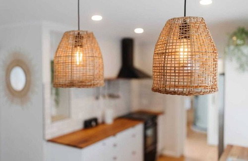 New Plymouth Hütte | Charming Cottage - with deck & beach access