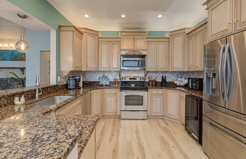 Cocoa Beach Haus | Haus am Strand, fantastisches Deck, geräumig und hell, 4 Blocks von der Innenstadt entfernt!