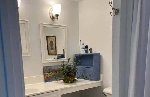 Irvington Hütte | CHARMING COTTAGE, 3 AND FULL 3, KAYAK DOCK, POOL