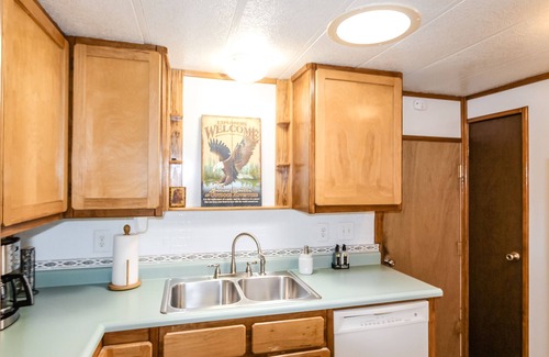 Harbor Hütte | Charming cottage by Port of Brookings with WiFi & washer/dryer - walk to beach