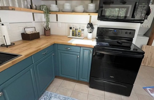 Friendship Haus | Charming cottage by Castle Rock