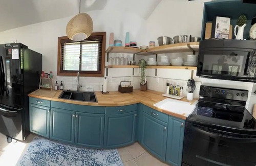 Friendship Haus | Charming cottage by Castle Rock