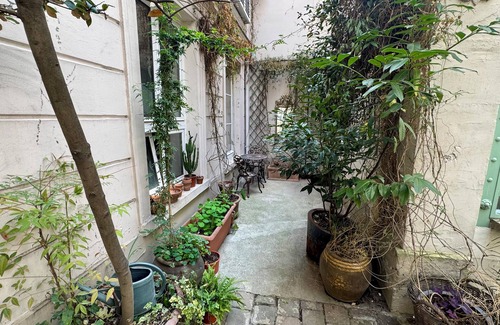 Quartier du Faubourg-Montmartre Hütte | Charming Cottage in Enchanting Paris