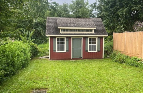 Stony Creek Hütte | Charming cottage in peaceful Stony Creek, walk to shoreline & park