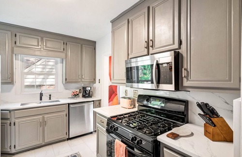 Great Lakes Hütte | Charming Cottage in Walkable Downtown Decatur