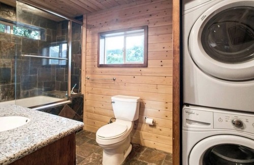 Chico Hütte | Charming cottage in welcoming Chico with WiFi, AC