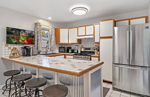 Salem Lakes Haus | Charming Cottage - Lake access steps away ! 2 King beds / 1 Queen Sleeper Sofa